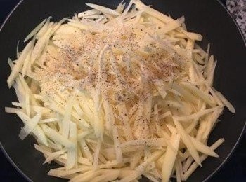 step3: 放入鹽及胡椒粉拌炒均勻；