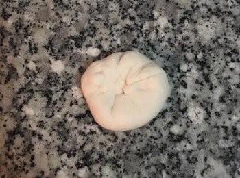 step10: 再將週圍的麵皮往中間壓捏，將麵糰壓黏成圓形，這個步驟也能讓麵皮表面更平滑；