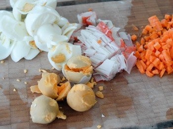step2: 將雞蛋煮熟，去殻、將蛋白和蛋黃分開，將蛋白、蟹柳和紅蘿蔔切小塊
