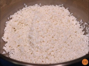 step2: 米的部份，基本上因為義大利米取得不易，所以建議使用一般台灣米就可以了。先將米洗淨之後，再浸泡至少１小時瀝乾後備用。