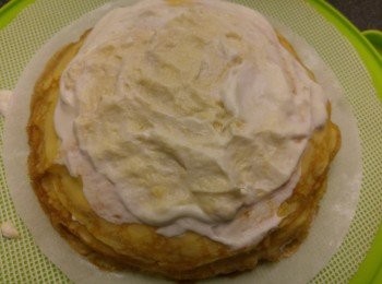 step13: 材料雪凍後, 將<span class="group_3">餅皮</span>面掃一層<span class="group_2">忌廉</span>, 之後再加上榴槤<span class="group_2">忌廉</span>, 蓋上<span class="group_3">餅皮</span>再從覆以上做法,  直至材料用完。