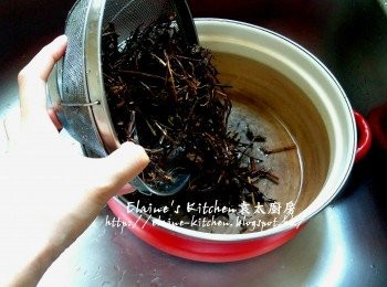 step1: 涼粉草用水沖一沖洗乾淨及瀝乾水份 , 放入煲內加入鹼水及2400ml水拌勻