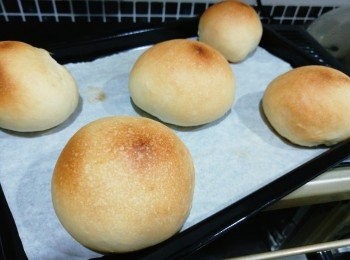 step3: 完成第二次發酵後，放入已預熱焗爐用180度焗15分鐘，取出放涼。