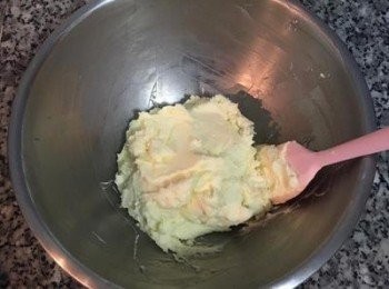 step14: 再加入糖霜和檸檬汁拌勻即可試甜度做調整，接著放入冷藏備用。