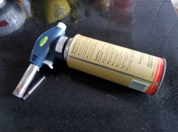 step10: 用火槍或爐火將豬毛燒走