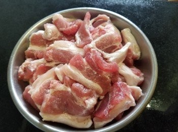 step1: 腩肉，將腩肉切片，用少少糖，胡椒粉醃 30 分鐘