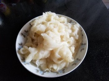 step3: 將花膠，海參用薑片黃酒出水 10 分鐘
