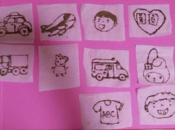 step2: 好好玩的時刻到了！
把裁好的油布放在你喜歡的圖案上，先用可可面糊勾勒出圖案。平底鍋以最小火先加熱5分鐘，把畫好圖案的油布放在平底鍋上烤約5秒，立刻取下。取下後就用白色面糊鋪滿整個圖案，放入平底鍋烤約1分鐘左右，至開始冒出泡泡，表面凹凸不平時，翻面繼續烤1分鐘左右至變黃，最後撕走油布，完成