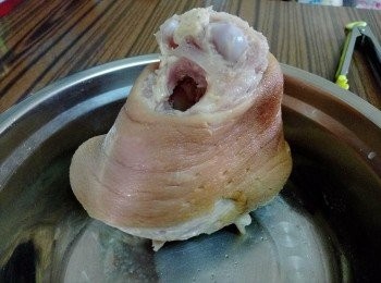 step3: 2小時候後，取出再滾起後浸30分鐘，取出豬手放涼。