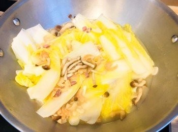 step7: 加入娃娃菜，再加入雞湯及蝦米瑤柱水，加入本菇，加蓋，以中小火煮10分鐘，娃娃菜煮至軟身後熄火，盛起。