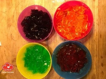 step4: 將四色啫喱隨意切成大小不一的塊狀備用
