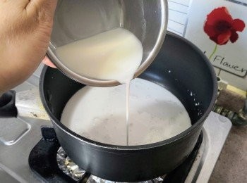 step10: 椰漿加糖慢火煮至糖溶化, 加入粟粉水, 邊攪邊煮至呈糊狀便可