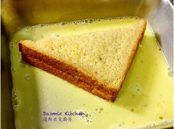 step4: 把吐司兩面沾滿<span class="group_2">蛋奶液</span>