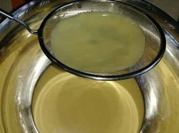 step3: 把油同煉奶加入椰漿中搞勻再1同倒入粉盆。
把麵糊搞拌至無粉粒再把麵糊過篩。