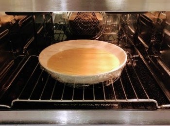 step3: 將瑤柱撕成幼條，平均放入蛋汁中。瑤柱粗幼視乎個人口味，喜歡有”咬口”的，可撕成粗條。浸過瑤柱的水可加入蛋汁中，但要減少雞湯份量，讓蒸蛋更有瑤柱的鮮味。

置於室溫靜止5分鐘，讓蛋汁的泡沫散去。

以保鮮紙封口，以保鮮紙封口能避免蛋面起皺或水蒸氣倒流到蛋面，蒸蛋就可以變得滑滑的！置於蒸爐內，蒸爐設為蒸煮功能，以100度熱力蒸20分鐘 (明火蒸煮：煲至水沸，大火隔水蒸8-10分鐘)。