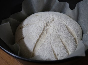 step7: 觀察麵糰發酵狀況，於二次發酵完成前事先以230度c預熱好烤箱，
烤箱確實預熱達所需溫度時，在麵糰上用網篩均勻撒上麵粉，
劃上喜歡的切口。