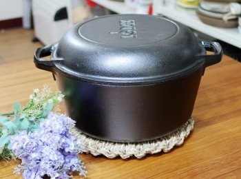 step11: 鑄鐵鍋使用: lodge 雙耳鑄鐵多用套鍋組（4.75公升/5q）
顛覆一般使用方式，歐巴桑習慣冷鍋入烤箱，
因之前常有被燙傷甚至是熱鐵鍋炸腳慘狀.......
所以後來均不再麻煩先預熱鐵鍋，
兩年多來實際使用和大家說的要先熱鐵鍋覺得並無多大影響和差異，
唯一需留意，依麵團大小增加約10~15分鐘烘烤時間，
另外要注意麵包2次發酵時實際狀況，
才不會有麵團過度發酵問題喔。