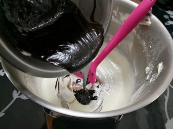 step16: 朱古力魚膠漿加入淡忌廉混合成慕絲糊