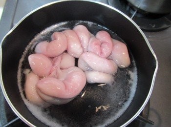 step2: 脆腸灑鹽搓揉沖洗,用大火灼燙2分鐘撈起待涼.切成4公分等段,再抓洗至水變透明.水需換3次.瀝乾水分備用.