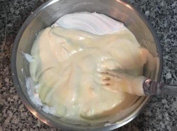 step9: 然後將所有蛋黃糊倒入剩下的蛋白霜中混勻。