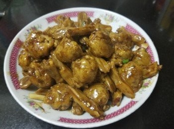 step10: 將鴨舌用薑片，黃酒拖水去除雪味，水滾放入拖 1 分鐘，取出後用凍水沖洗備用。
鯪魚球已煲過湯，取出後隔乾水份，爆香蒜頭，乾蔥將鯪魚球煎至金黃色上碟。
再爆香蒜頭，乾蔥，薑絲，辣椒碎爆炒鴨舌，加約 150ml 水，瑞士雞汁，雞粉，糖，麻油，老抽煮滾，再將鯪魚球回鑊，大火煮至收汁，再放入蔥段，完成。