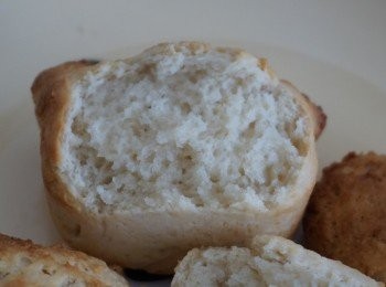 step7: 撕開見到鬆餅不會太乾身, 外脆內軟的, 可塗上自家制果醬如牛油果或士多啤梨醬一同吃, 味道更豐富