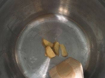 step3: 內鍋加入少許油，爆香薑片