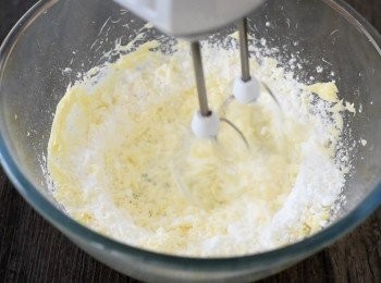 step1: 將牛油放至室溫，用電動打蛋器打發至軟身，然後下糖粉，拌勻