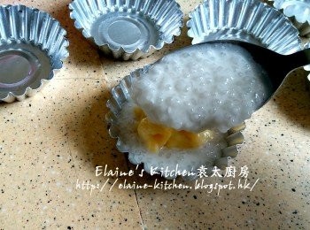 step11: 蛋撻模掃上油 , 先放西米糊至一半滿 , 放入奶皇餡 , 再放入西米糊至全滿