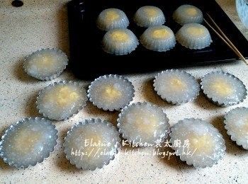 step17: 放入電蒸鍋內蓋上蓋蒸10分鐘 , 再待涼起出直至西米糊用完即可