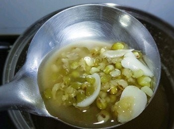 step2: 鍋裡加水，放入綠豆，煮開後轉小火燜煮五分鐘左右，放入百合與冰糖，再次煮開，小火燜煮二十分鐘左右，糖適量，攪拌即可。