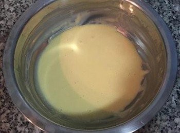 step5: 不要同方向的攪拌，下手輕快拌勻，混勻後備用，蛋黃糊完成。