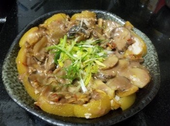 step9: 做法 :

將蝦醬 , 辣椒碎 , 糖 , 雞粉 , 生粉 , 黃酒 , 麻油攪拌好備用 , 將腩肉切片 , 冬菇斜切成片 , 切好後將腩片先放入碟 , 再將冬菇片放面 , 最後淋上蝦醬 , 放入蒸爐以水滾計 , 大火蒸 3 分鐘 , 取出放上少少蔥花 , 完成 . 

( 煲湯後的腩肉想切得好又不會散開 , 可放入雪櫃冷凍 1"1/2 小時 , 這樣會容易切片 )