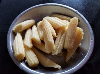 step5: 將粟米芯切開一半