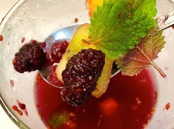 step4: 加入當季新鮮水果、 新鮮香草（香蜂草或薄荷皆可）混合