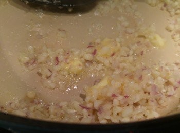 step2: 凍鑊下少許油、牛油、蒜蓉和乾蔥蓉，爆香後下蜆, 炒到蜆殼打開, 贊白酒後加淡忌廉、少許蜆上湯和鹽。