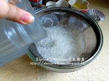 step7: 將西米隔水倒在隔篩內 , 用水沖洗雜質 , 瀝乾水份加冰水浸過面靜待10分鐘