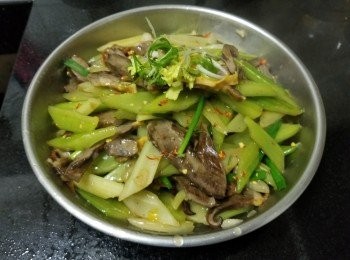 step8: 將已煲過湯的豬心取出 , 放涼後切片 , 用少少鹽 , 蒜頭 , 乾蔥煎香備用 , 再起油鑊爆香蒜頭 , 乾蔥 , 薑片放入西芹 , 少少糖 , 雞粉大火快炒 , 再贊少少黃酒 , 炒至少少軟身後加約 200ml 水 , 將豬心回鑊蓋好 , 焗煮約 1 分鐘 , 加少少麻油 , 生粉水埋芡 , 完成。