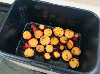 step6: 利用餘溫煮熱調味料，加入蕃薯攪拌，加入黑芝麻，攪拌，盛起。甜絲絲嘅日式甜蜜蕃薯完成了！