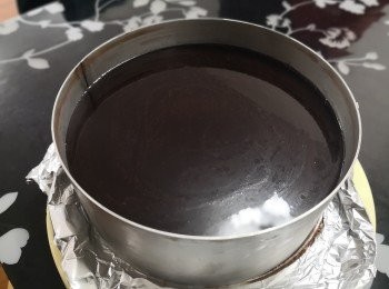 step19: 慕絲凝固後製作鏡面: 
  水　70g  /  淡忌廉　60g / 糖  90g   /  可可粉 30g  / 魚膠片  6g (用冷水浸軟）