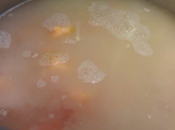 step4: 熱水滾後將蕃仔、薯仔和魚湯同滾, 今次選用真空煲, 我返工前煲半小時, 放工後煮20分鐘。