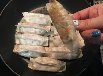 step8: 平底鍋加熱，放入適量的油，排入鍋貼中火略煎，煎到底部上色，