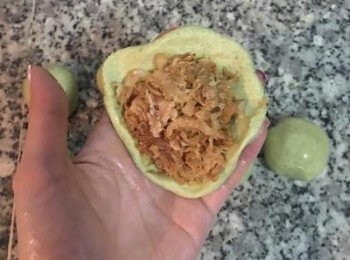 step14: 填入<span class="group_3">內餡</span>後將開口封緊即可，無論是要用包包子的方法或者是包湯圓的方法都可以喔......