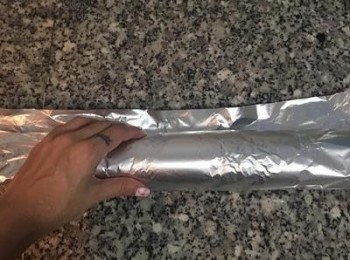 step19: 接著利用鋁箔紙將蛋糕捲，邊對邊捲起來，