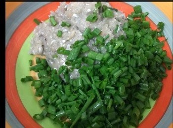 step2: 蔥切粒加入魚肉拌勻。