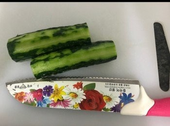 step2: 小青瓜去刺。