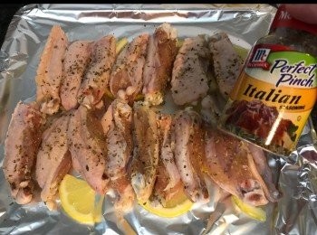 step5: <a href="https://bit.ly/3zHU5V3" target="_blank" data-keyword="雞翼" class="guide-link"><strong>雞翼</strong></a> <span style="display:inline-block;vertical-align:middle;margin-top:-3px;color:initial;border-radius:3px;padding:2px 3px;font-size:12px;line-height:14px;background:#87d300;color:#fff;">即買</span> 放面，灑上香草碎。