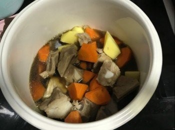 step3: 放所有材料+調料在燉鍋中，燉2小時左右
燉好後把燉鍋中全倒在燒鍋中煮至收汁
完成