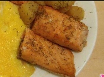 step5: <a href="https://bit.ly/3Caa2o9" target="_blank" data-keyword="三文魚柳" class="guide-link"><strong>三文魚柳</strong></a> <span style="display:inline-block;vertical-align:middle;margin-top:-3px;color:initial;border-radius:3px;padding:2px 3px;font-size:12px;line-height:14px;background:#87d300;color:#fff;">即買</span> 洗淨抹乾，用鹽和香草醃1小時。
落鑊油煎熟。