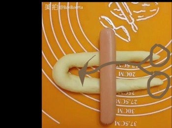 step3: 3. 將分割麵包團搓成長條型（大約40 cm長），放上腸仔，
4.兩端麵團繞過腸仔放入麵團圈中間穿過。调整好兔子形状。